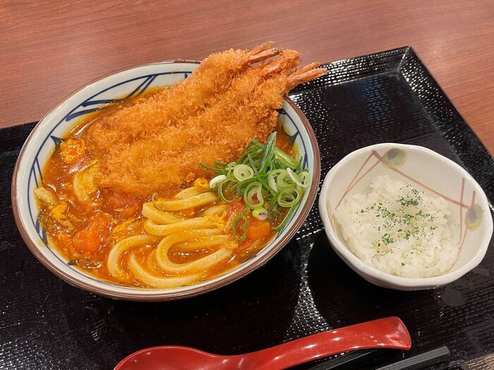 【丸亀製麺】松岡昌宏さん共同開発！今年も「トマたま」に新作登場→海老カツ3尾の衝撃！！1.5か月早い「冷かけ」も見逃せない