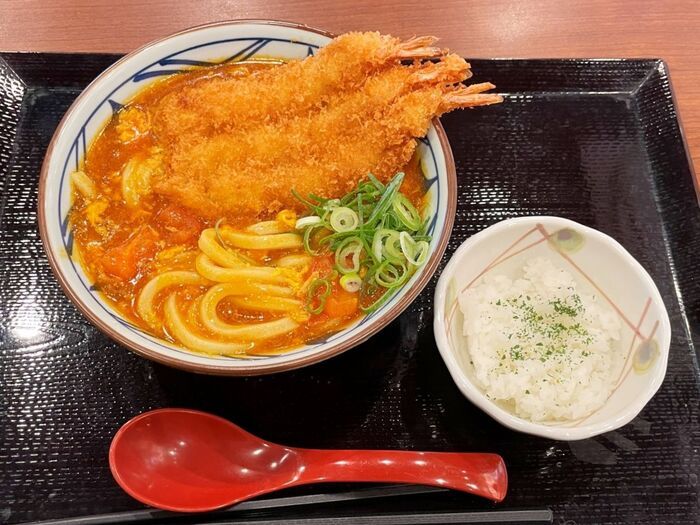 【丸亀製麺】松岡昌宏さん共同開発！今年も「トマたま」に新作登場→海老カツ3尾の衝撃！！1.5か月早い「冷かけ」も見逃せない