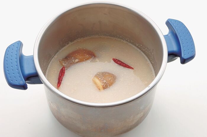 米ぬかであく抜きしているたけのこ