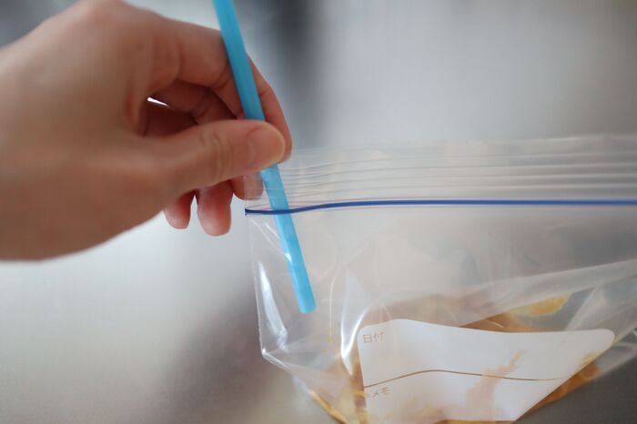 冷凍保存袋の「空気抜き」ラクすぎる神ワザ発見！もう押さなくていいんです♪