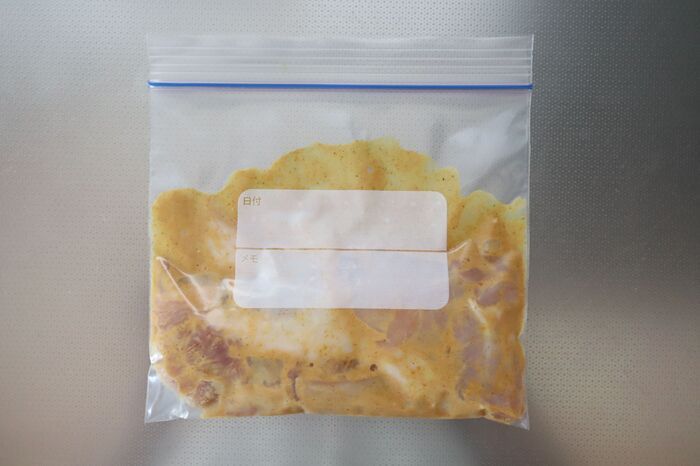 冷凍保存袋の「空気抜き」ラクすぎる神ワザ発見！もう押さなくていいんです♪