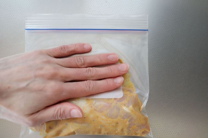 冷凍保存袋の「空気抜き」ラクすぎる神ワザ発見！もう押さなくていいんです♪