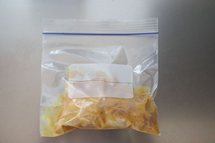 冷凍保存袋の「空気抜き」ラクすぎる神ワザ発見！もう押さなくていいんです♪