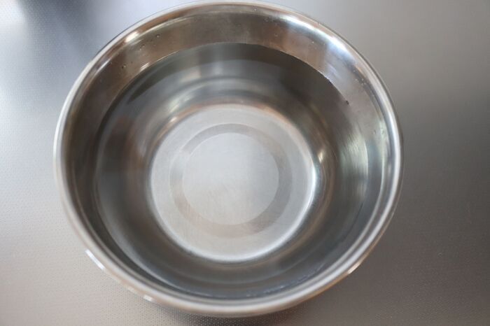 冷凍保存袋の「空気抜き」ラクすぎる神ワザ発見！もう押さなくていいんです♪