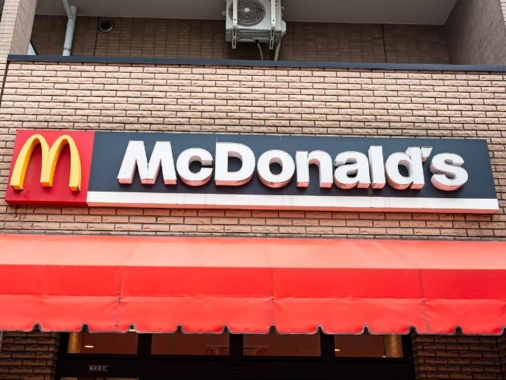 マクドナルドの公式Xは4月17日、投稿を更新。ゴールデンウィークを中心とした期間限定キャンペーンを告知し、反響を呼んでいます。（サムネイル画像出典：PIXTAより）