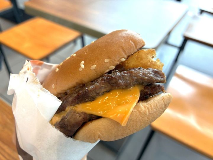 オニオンリングがはさまっているのが見えますか…？！