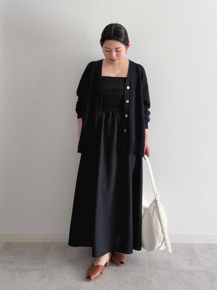 カーディガンをレイヤードしてシックな着こなしに 出典：StyleHint