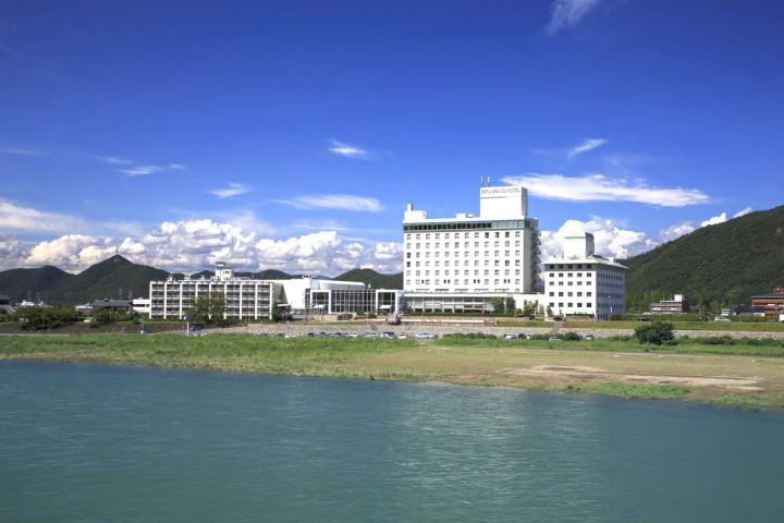 岐阜グランドホテルで開催される山内 惠介 SUMMER DINNER SHOW 2026のイメージ