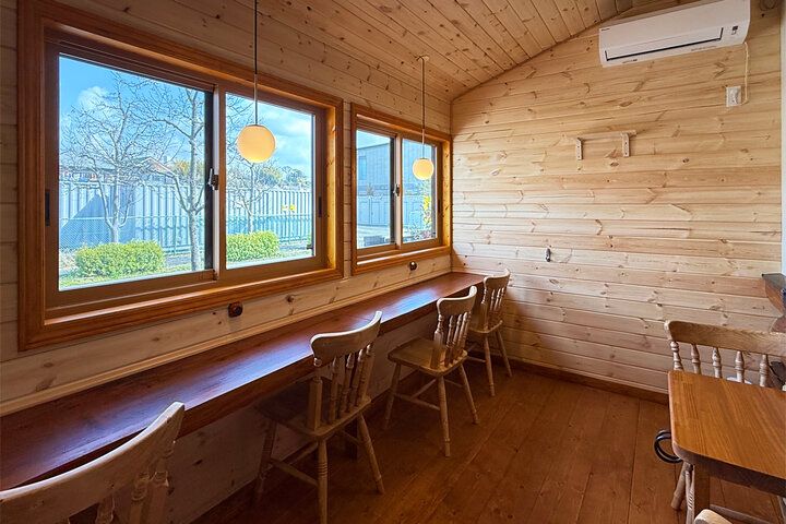 遊び心あふれるプリンが人気♪ 木のぬくもりに包まれた山小屋風のカフェで特別なおやつ時間を/ 町田「beans farm」
