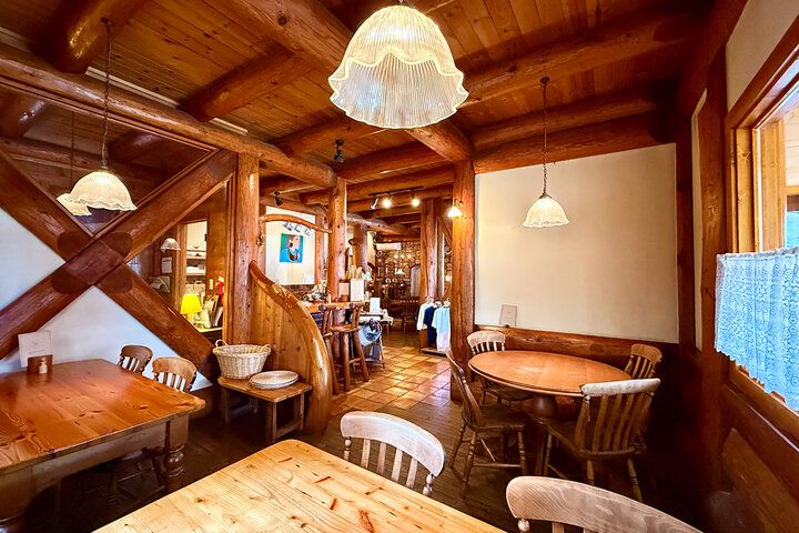 遊び心あふれるプリンが人気♪ 木のぬくもりに包まれた山小屋風のカフェで特別なおやつ時間を/ 町田「beans farm」