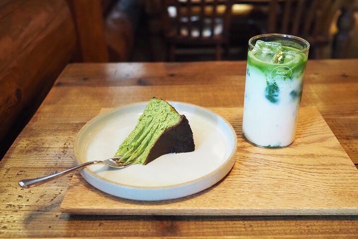 遊び心あふれるプリンが人気♪ 木のぬくもりに包まれた山小屋風のカフェで特別なおやつ時間を/ 町田「beans farm」