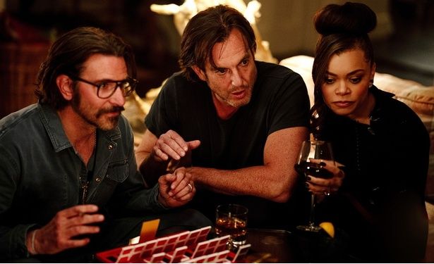 アレックスは赤裸々な夫婦の関係を“笑い”に変えながら、新たな生きがいを見つけていく [c]2025 Searchlight Pictures. All Rights Reserved.