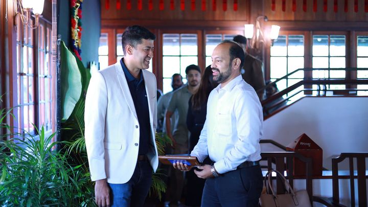 ケーララ州観光局のヴィジョ・ジョセフ事務局長（右）とBooking.com南アジア地域マネージャーのサントッシュ・クマールさん（左）