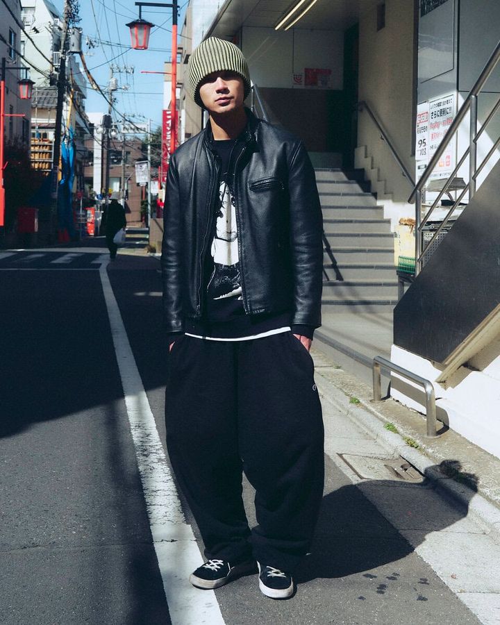 【20代スナップ】レザージャケットとスウェットパンツの“意外な”合わせが好き