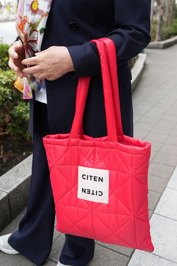 CITENの鮮やかな赤バッグはコーデのアクセント