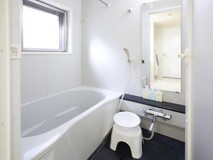 お風呂場の換気扇を回すとき、ドアを開けておくのか、閉めておくのか。実は、これによって換気の効果も大きく違ってきます。今回は、お風呂の換気扇のメカニズムと、効果的な換気方法をご紹介します。