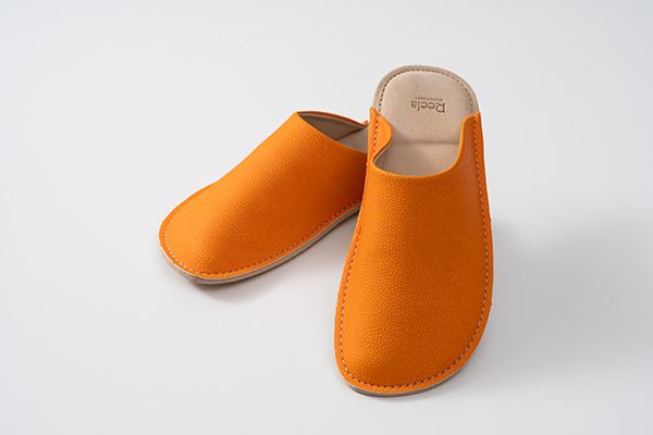 愛媛産伊予柑の廃棄果皮を再利用。人工皮革による室内履きMakuakeに登場！