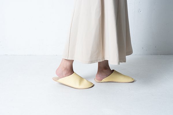 愛媛産伊予柑の廃棄果皮を再利用。人工皮革による室内履きMakuakeに登場！