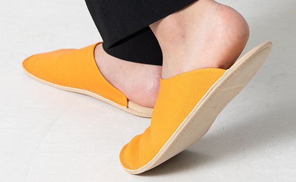 愛媛産伊予柑の廃棄果皮を再利用。人工皮革による室内履きMakuakeに登場！