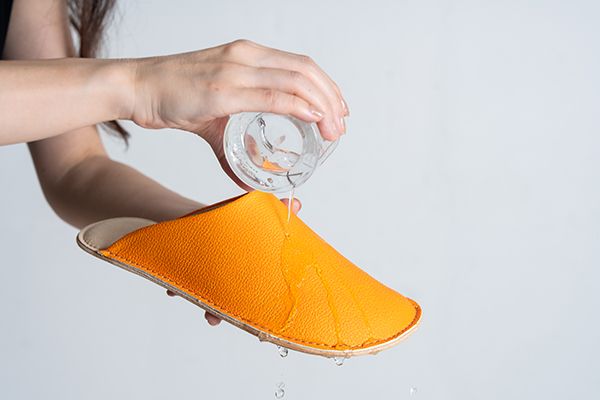 愛媛産伊予柑の廃棄果皮を再利用。人工皮革による室内履きMakuakeに登場！