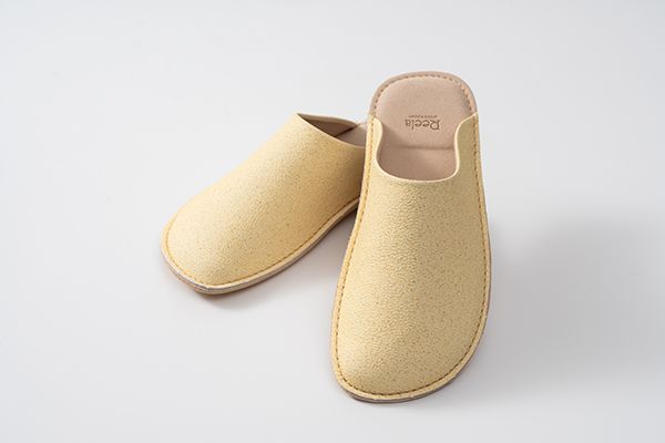 愛媛産伊予柑の廃棄果皮を再利用。人工皮革による室内履きMakuakeに登場！