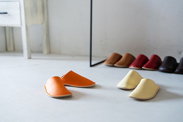 愛媛産伊予柑の廃棄果皮を再利用。人工皮革による室内履きMakuakeに登場！