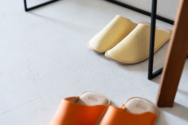 愛媛産伊予柑の廃棄果皮を再利用。人工皮革による室内履きMakuakeに登場！