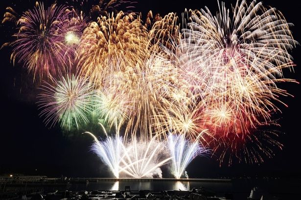 水面に映える色とりどりの大輪が夜空を埋め尽くす※イメージ / ハウステンボス 天空のオーケストラ花火 画像提供：ハウステンボス