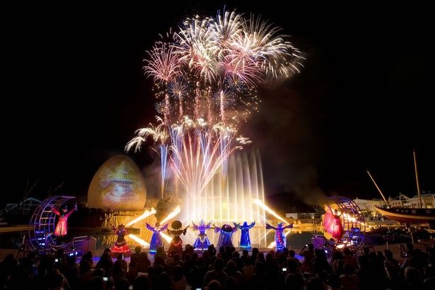 フィナーレはショーキャストと噴水、映像、圧巻の花火のコラボレーションで迫力満点 / 花火スペクタキュラ「ミスティ ノーチェ」 画像提供：ラグーナテンボス ラグナシア