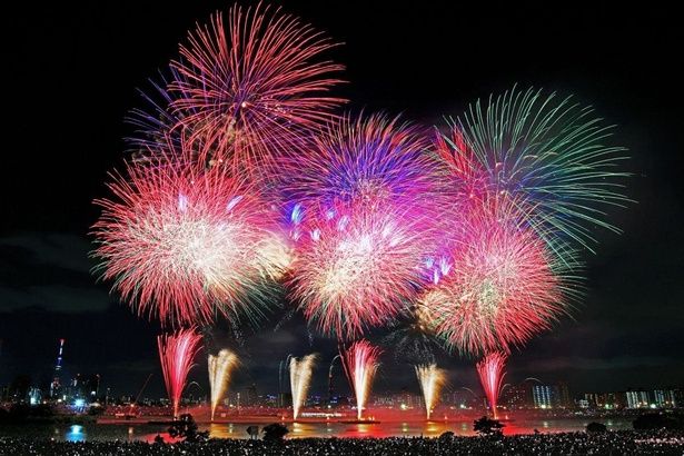 荒川の河川敷各所で、バリエーション豊富な花火を堪能できる / 第47回 足立の花火 画像提供：足立区街フォトコンテスト応募作品 第2回 / hibikiさん