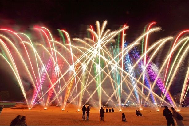 広大な天然芝の上でリラックスしながら花火を楽しめる(画像はイメージ) / 東京ドイツ村 FIRE DRONE FANTASIA ～花火とドローンと音楽の饗宴～ 画像提供：東京ドイツ村