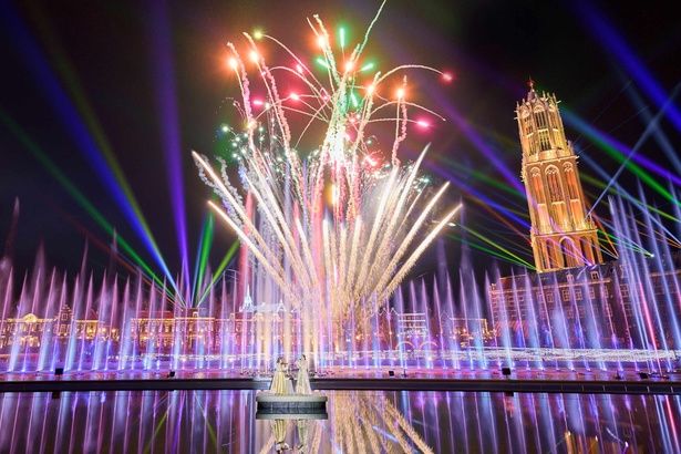 色とりどりの花火と噴水、サーチライトが夜空に広がる圧巻のナイトショー※イメージ / シャワー・オブ・ライツ：HARMONICS WITH EVANGELION(ハーモニクスウィズエヴァンゲリオン) 画像提供：ハウステンボス