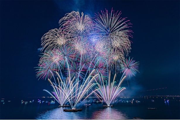 音楽とシンクロし夜空を彩る華やかなスターマイン / SBI舞花火 画像提供：SBI MUSIC CIRCUS