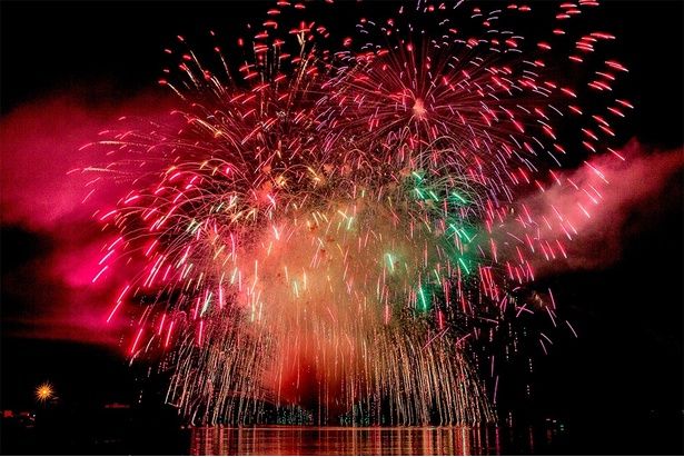 赤と緑が彩る幻想的な水上花火 / 黒船祭海上花火大会 画像提供：下田市観光交流課