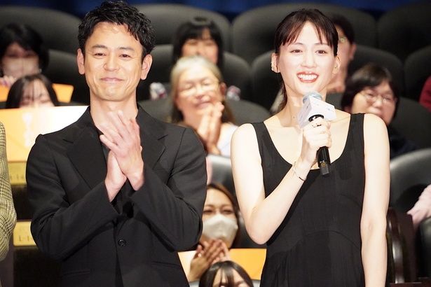 『人はなぜラブレターを書くのか』の初日舞台挨拶が行われた