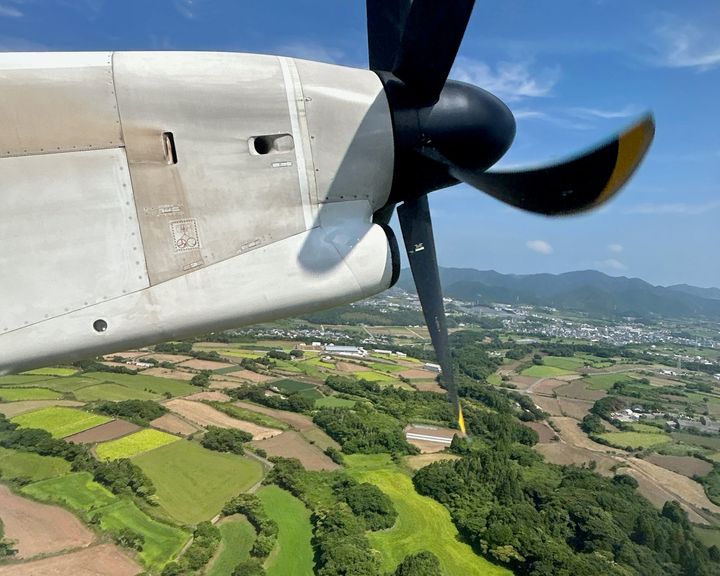 福江島上空を飛ぶプロペラ機