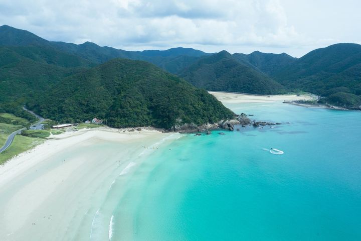 高浜海水浴場の白い砂浜とエメラルドグリーンの海