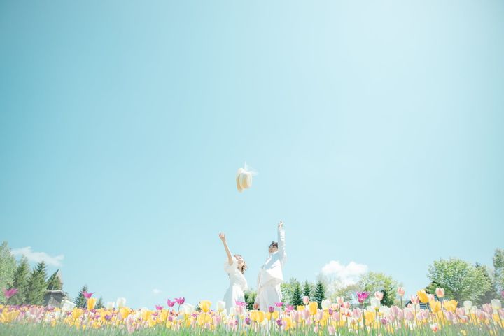 自然の中で寄り添うカップルのウエディングフォト