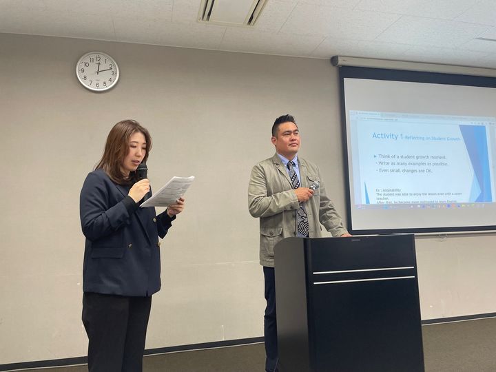 全校舎の外国人講師とスタッフが集まったオリエンテーションの様子