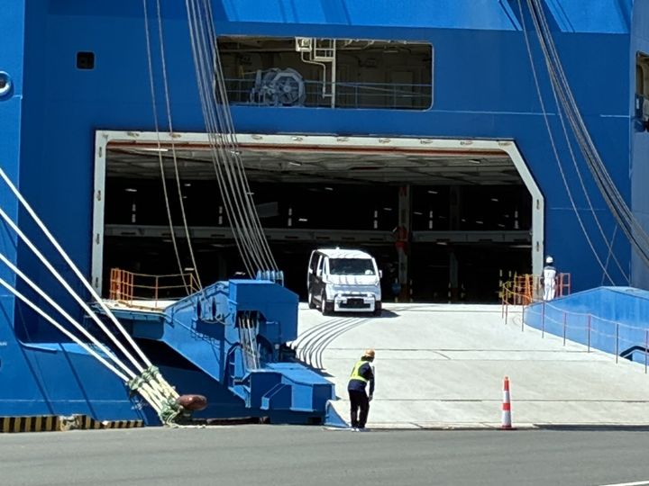 日本に到着したKia PV5の市販車第一号車