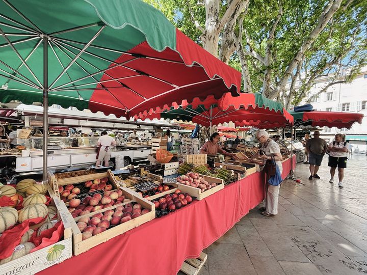 リュベロンのマルシェで食材を選ぶ様子