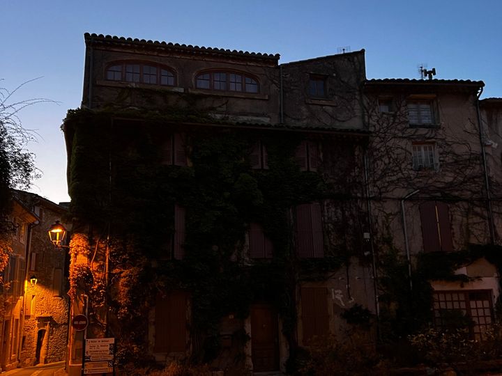 プロヴァンスの夕暮れと月の時間が始まる風景