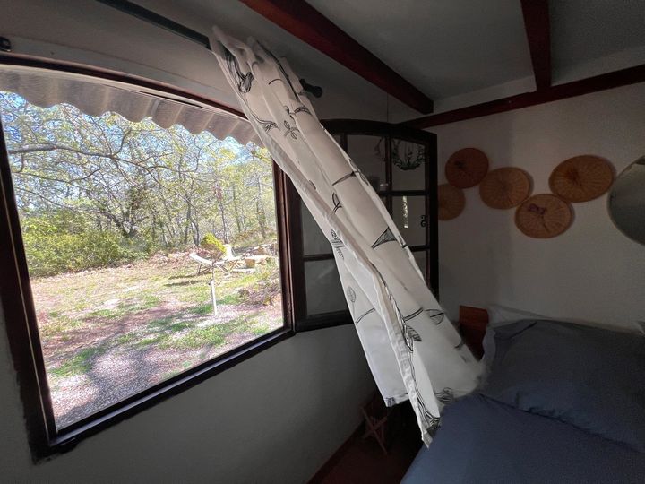 木の温もりに包まれたベッドルーム