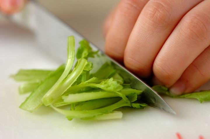 春菊のベーコンガーリックサラダの下準備1