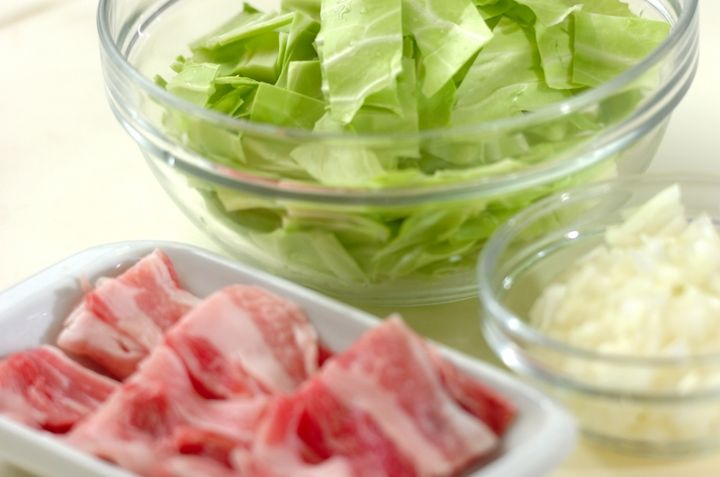 豚肉とキャベツのトマトスパゲティーの下準備1