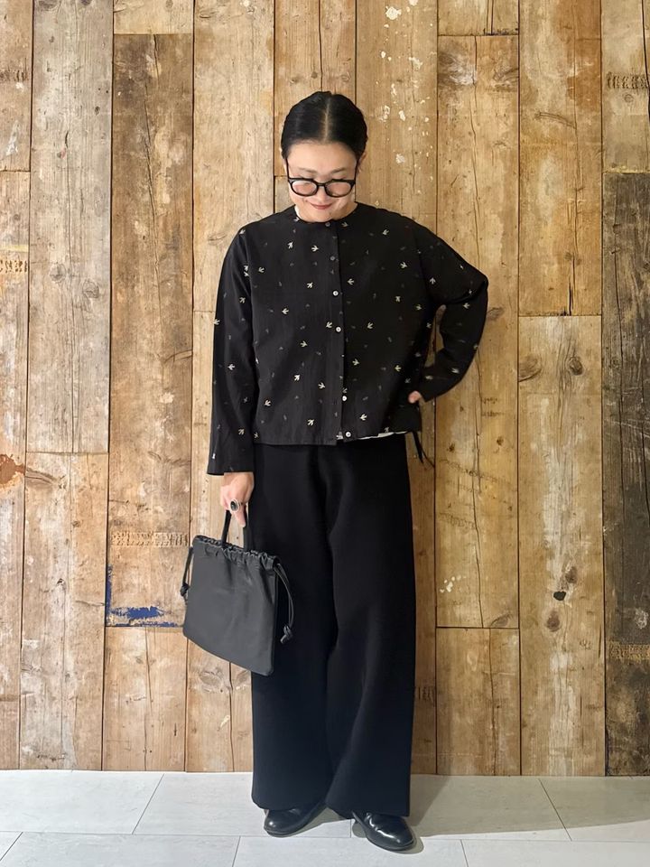 オールブラックの刺しゅうブラウスコーデ