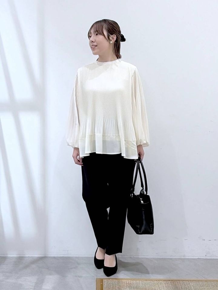 華奢なシフォンプリーツで洗練された印象に