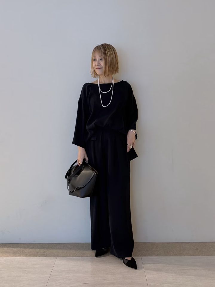 サテン素材で上品なネイビーの半袖ブラウス