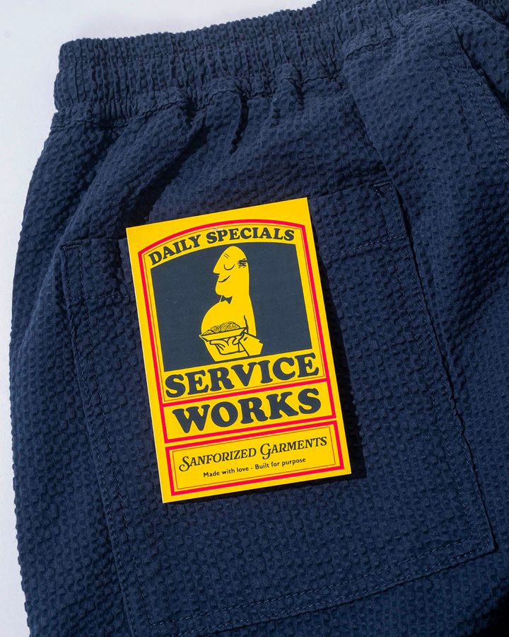 2020年にイギリス・サウスロンドンでスタートしたService Works。家族経営のレストランで育ったオーナーの原体験を背景に、厨房での作業から趣味のスケートまで対応するシェフパンツを提案しているブランドに。