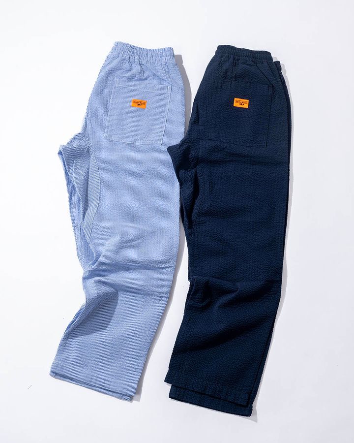 定番のシェフパンツに、春夏シーズン向けのシアサッカー生地を落とし込んだモデル。表面の凹凸によって肌離れがよく、快適な穿き心地を実現。